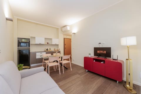 Facade/entrance, TV and multimedia, Coffee/tea facilities, Kitchen or kitchenette, Living room, Photo of the whole room, Seating area, Dining area, cot, Family, Family, furniture, furniture, heating, internet, microwave, pet friendly, stove, toaster, kitchen, air conditioner
