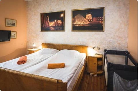 Bed, TV and multimedia, Bedroom, towels