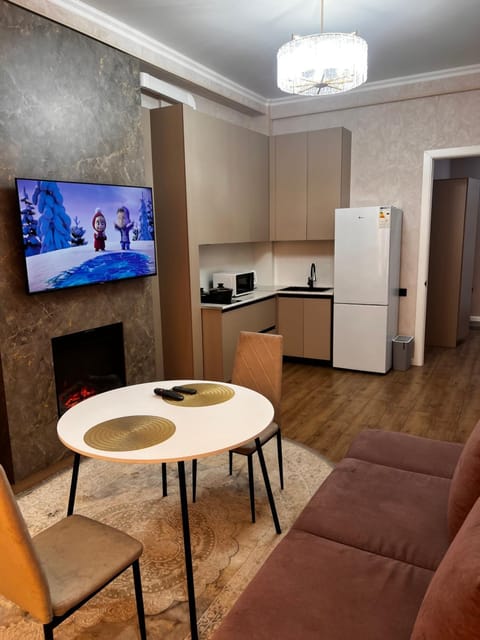 Communal lounge/ TV room, Kitchen or kitchenette, Living room, Seating area, Dining area, stove