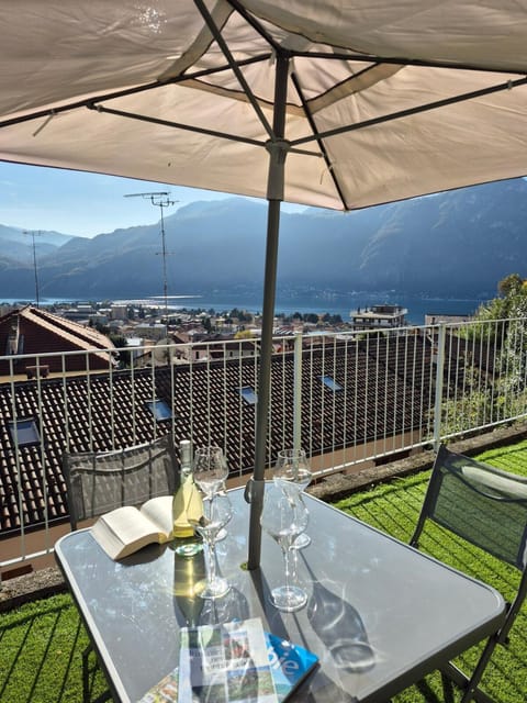 Lake view apartment and private covered parking space- La Terrazza di Jo Apartment in Mandello del Lario