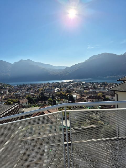 Lake view apartment and private covered parking space- La Terrazza di Jo Apartment in Mandello del Lario