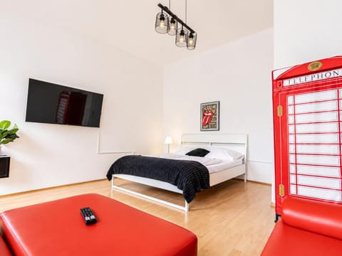 Property building, Bed, TV and multimedia, Bedroom