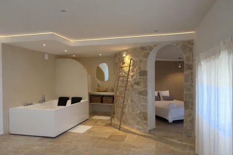 Shower, Bed, Hot Tub, Bathroom, Bedroom, Bath, towels