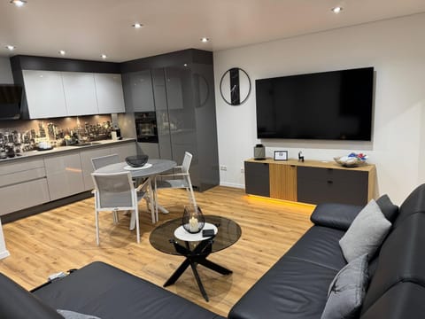 TV and multimedia, Kitchen or kitchenette, Living room, Seating area, Dining area, stove