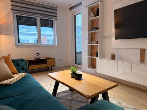 TV and multimedia, Living room, Seating area, Evening entertainment