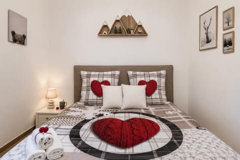Bed, Decorative detail, Bedroom, Guests, towels