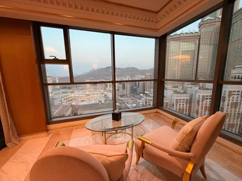 Natural landscape, View (from property/room), Balcony/Terrace, Living room, Seating area, Dining area, Mountain view