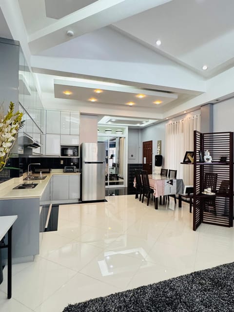 Kitchen or kitchenette, Living room, Seating area, Dining area
