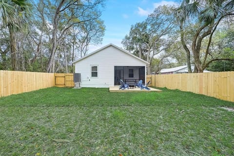 Herbie Hideaway - 1mi to historic downtown, fenced yard, 3bed 2bath House in Saint Augustine