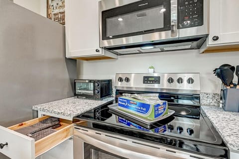 Herbie Hideaway - 1mi to historic downtown, fenced yard, 3bed 2bath House in Saint Augustine