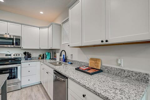 Herbie Hideaway - 1mi to historic downtown, fenced yard, 3bed 2bath House in Saint Augustine