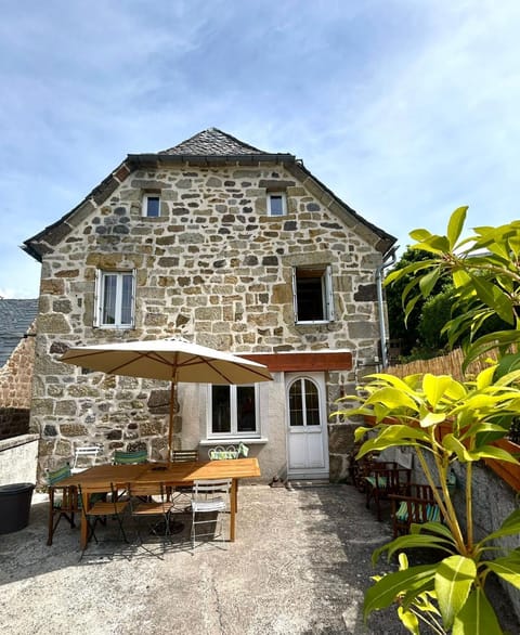 Property building, Patio, Facade/entrance