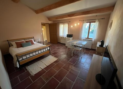 Bed, TV and multimedia, Bedroom