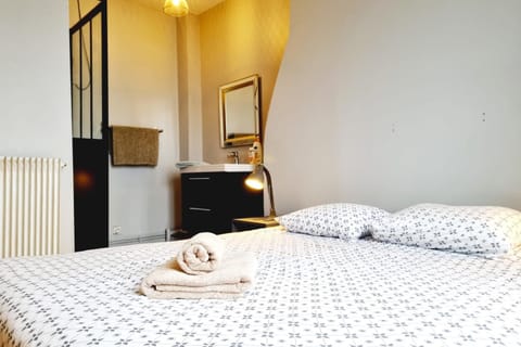 Bed, Bedroom, towels