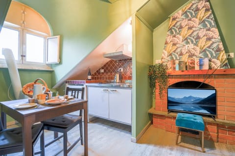 TV and multimedia, Kitchen or kitchenette, Living room, Seating area, Dining area