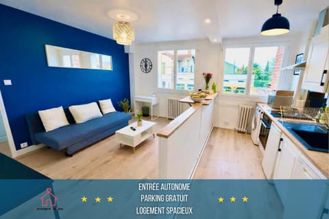 Kitchen or kitchenette, Living room, Seating area, Dining area, minibar, stove