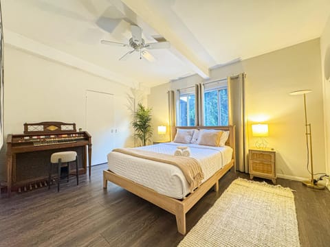 Bed, Photo of the whole room, Bedroom