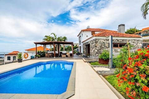 Property building, Day, Garden, Garden view, Pool view, Swimming pool