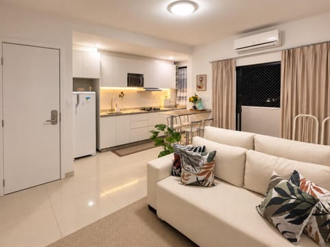 Kitchen or kitchenette, Living room, Seating area, Dining area, stove, air conditioner