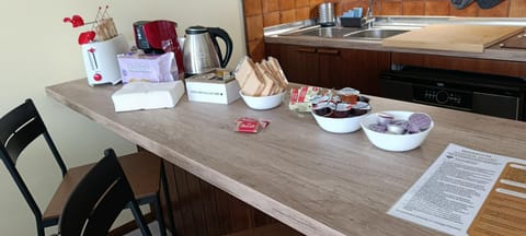 Coffee/tea facilities, Kitchen or kitchenette, Food and drinks, Dining area, minibar