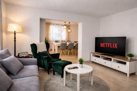 TV and multimedia, Living room, Seating area, Evening entertainment