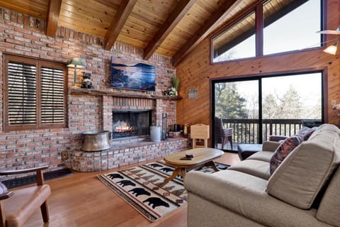 TV and multimedia, Living room, Seating area, Evening entertainment