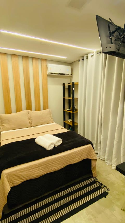 Bed, TV and multimedia, Photo of the whole room, Bedroom, towels