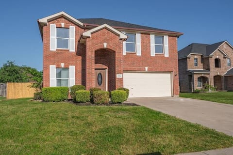 Spacious 5BR Home Pool Game Room & Grill House in Grand Prairie