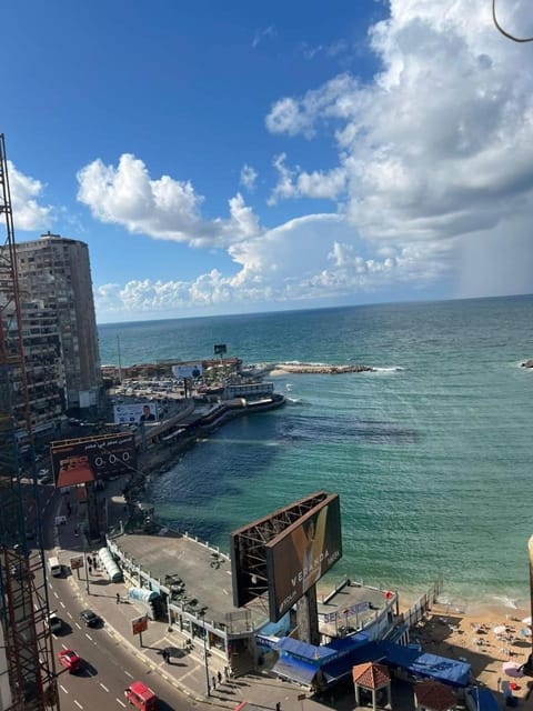 Property building, Nearby landmark, Day, Neighbourhood, Natural landscape, Bird's eye view, Balcony/Terrace, Beach, City view, Sea view, Location, Parking