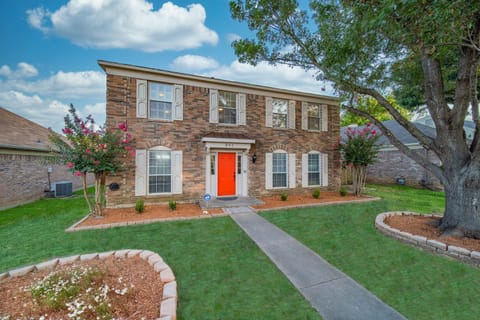 Spacious 5BR 2 B Home with Pool House in Grand Prairie