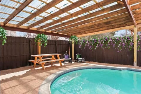 Spacious 5BR 2 B Home with Pool House in Grand Prairie