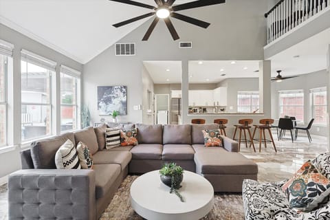 Immaculate 5BR 2B vila with Pool and cinema House in Irving