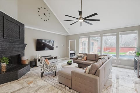 Immaculate 5BR 2B vila with Pool and cinema House in Irving