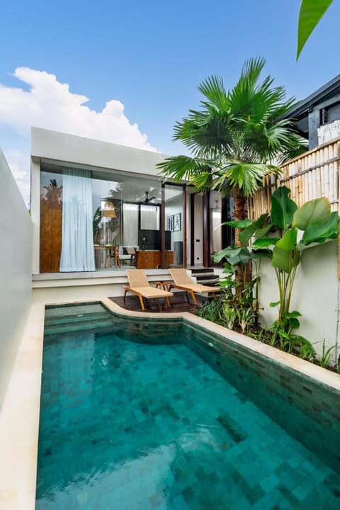 Property building, Day, Pool view, Swimming pool, sunbed