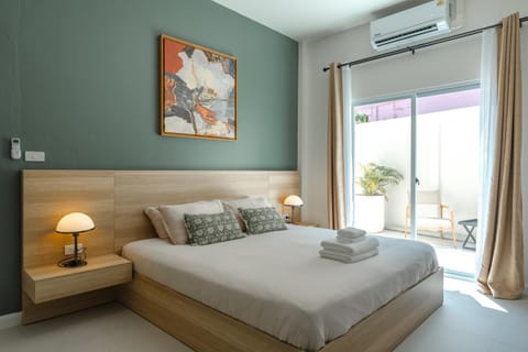 Bed, Bedroom, towels, air conditioner
