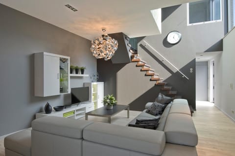 Toilet, TV and multimedia, Living room, Seating area