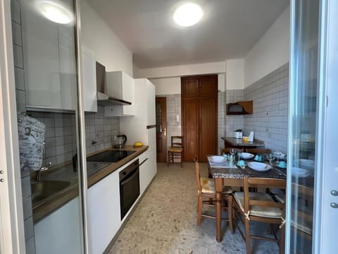 Kitchen or kitchenette, Dining area, oven, stove