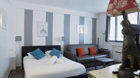 Bed, Living room, Photo of the whole room, Seating area, towels