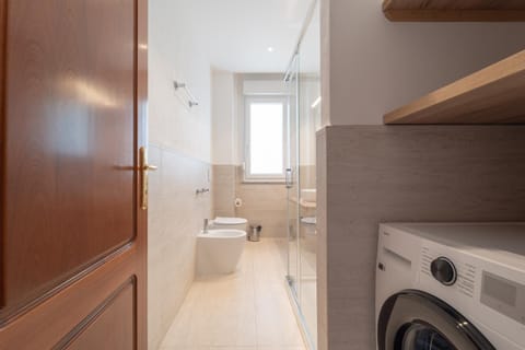 Toilet, Bathroom, towels, washing machine