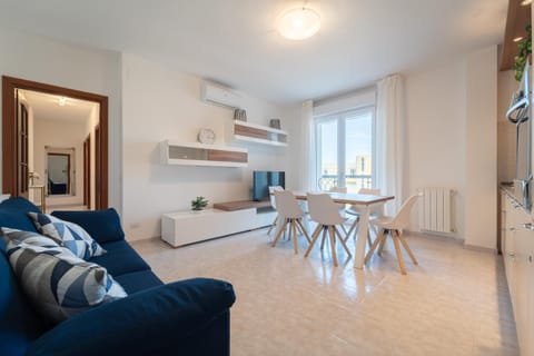 TV and multimedia, Kitchen or kitchenette, Living room, Seating area, Dining area, air conditioner