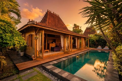 Property building, Garden view, Pool view, Swimming pool