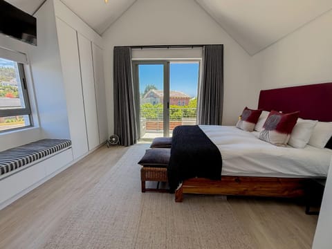 Bed, Natural landscape, TV and multimedia, Photo of the whole room, Bedroom, towels