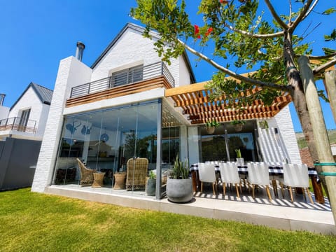 Property building, Patio, Spring, Day, BBQ facilities, Garden, View (from property/room), Balcony/Terrace, Dining area, Garden view