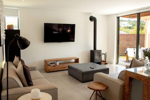 Communal lounge/ TV room, TV and multimedia, Living room, Seating area, Evening entertainment
