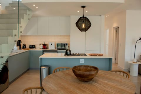 Coffee/tea facilities, Kitchen or kitchenette, Dining area, dishwasher, stove, toaster