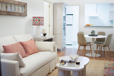 Kitchen or kitchenette, Living room, Seating area, Dining area