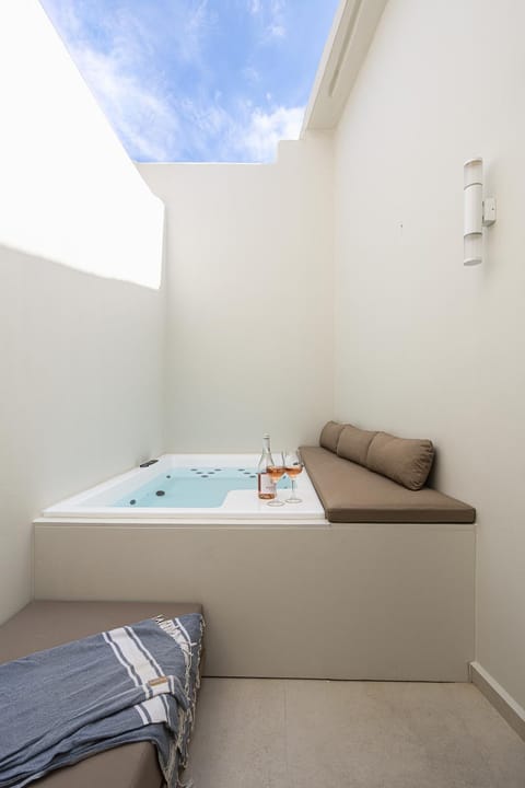 Hot Tub, Photo of the whole room