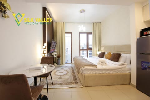 Photo of the whole room, Dining area, Bedroom