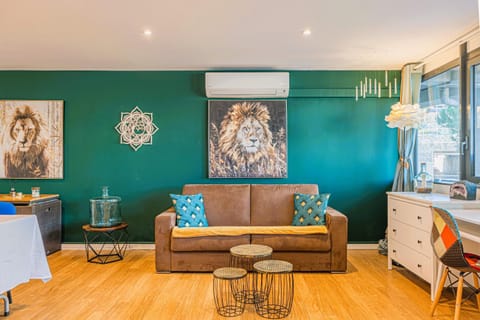 Living room, Decorative detail, Seating area, internet, air conditioner