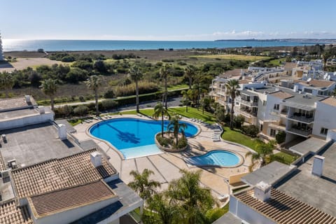 Property building, Day, Natural landscape, Bird's eye view, City view, Pool view, Sea view, Swimming pool